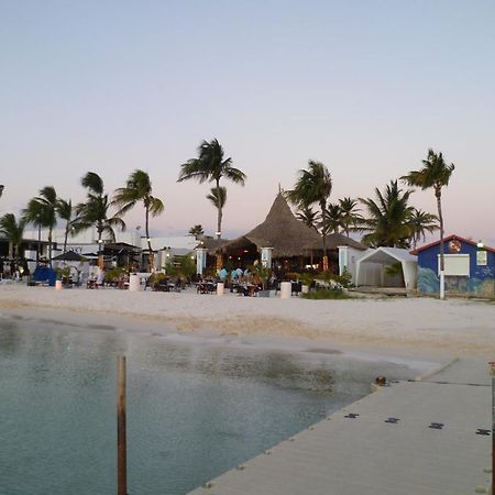 Flamboyant Garden Villas Oranjestad Bagian luar foto